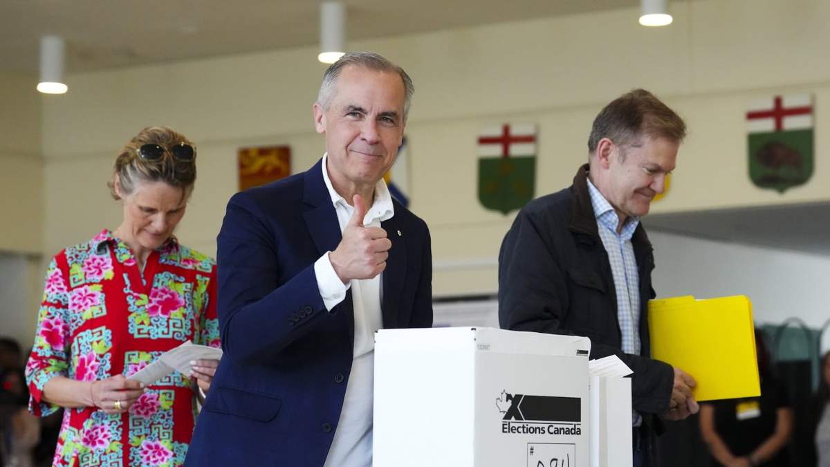 El nuevo primer ministro y líder liberal de Canadá, Mark Carney, vota con su esposa, Diana Fox Carney