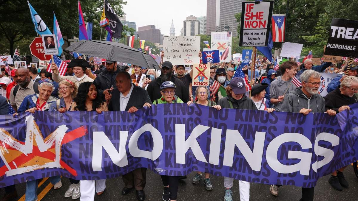 Arndrea Waters King, tercero desde la izquierda, y Martin Luther King III, cuarto desde la izquierda, marchan en la protesta "No Kings" en Filadelfia