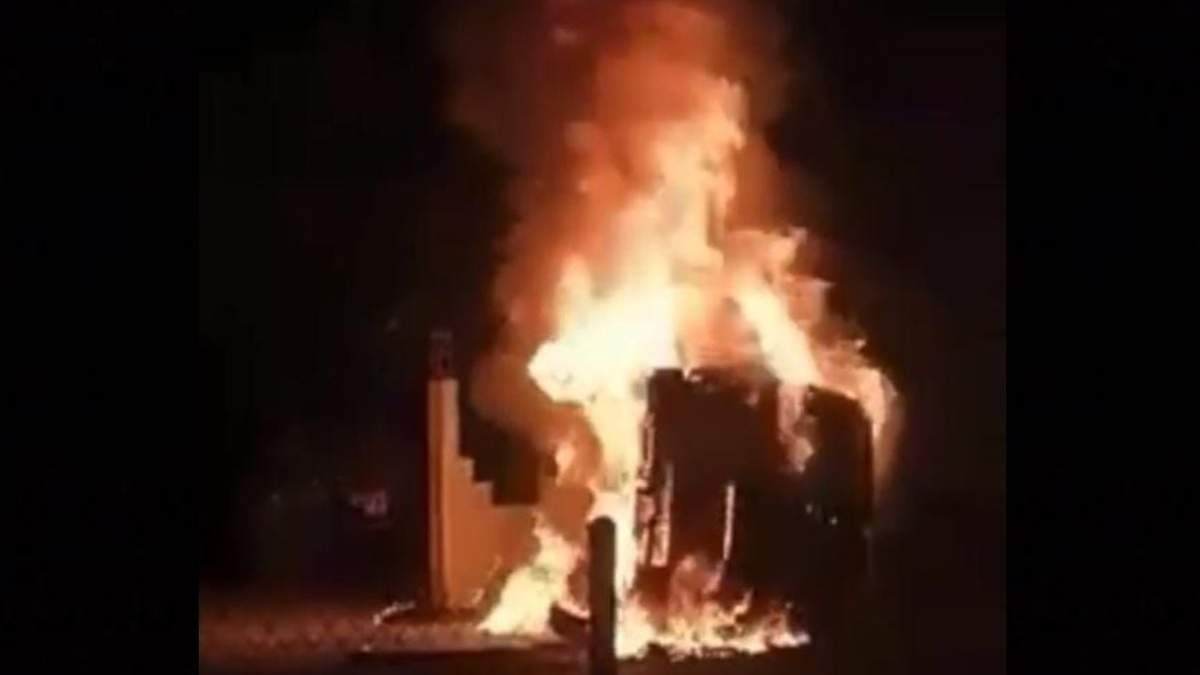 Un vehículo blindado usado por los sicarios se incendió durante el enfrentamiento