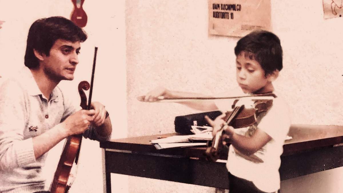 Un jovencísimo Eduardo Álvarez (actual director y fundador de la Orquesta Filarmónica de Acapulco), y el niño Adrián Justus, tomando sus primeras lecciones de violín.