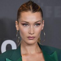 ¿Qué esconde arriba? Bella Hadid en la pileta sube los brazos y deja que la brisa refresque sus...