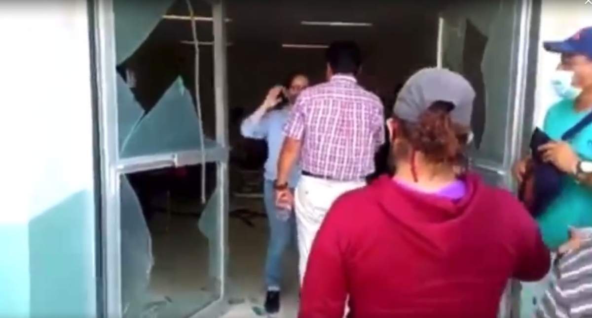 Campesinos y maestros se llevaron por la fuerza a tres funcionarios del IMSS y del gobierno del estado