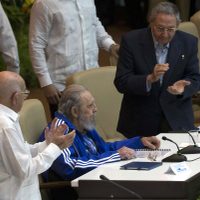 Ratifican a Raúl Castro como primer secretario del PPC; cierra Fidel congreso