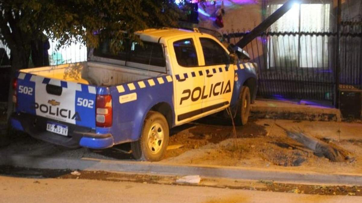 Los policías de Centenario salieron ilesos. Fuente: (Twitter)