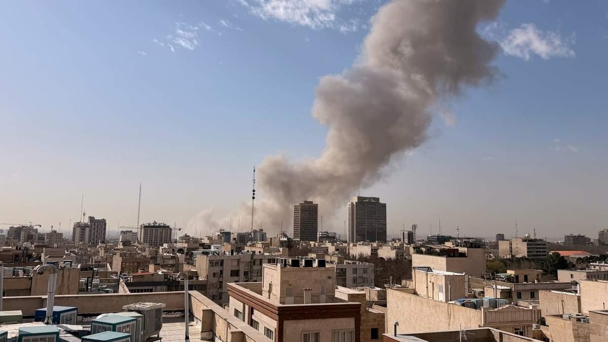 Una columna de humo se eleva tras una explosión en Teherán, Irán