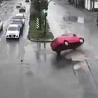 Bache provoca volcadura de carro en Puebla (Video)