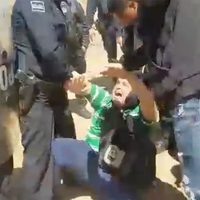 Policías agreden y retienen a reporteros que cubrían actuación judicial en Tijuana (Video)