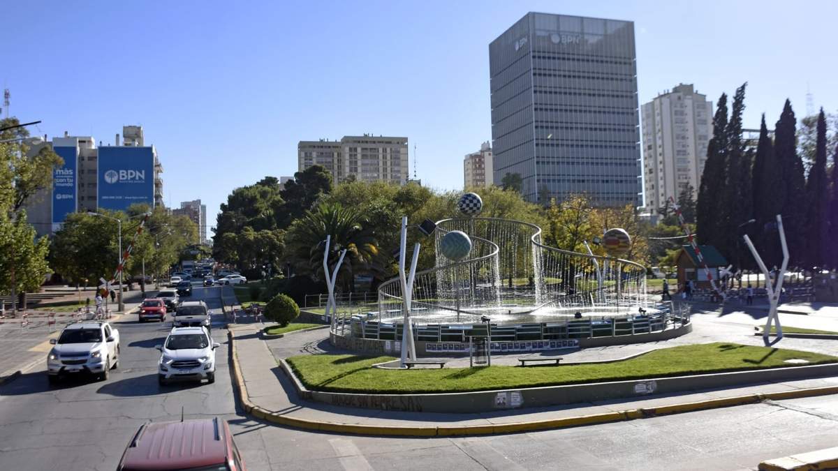El intendente de Neuquén Capital. Mariano Gaido continúa con las obras de bacheo en la ciudad. Fuente: (Twitter)
