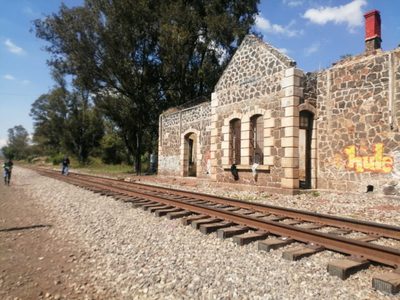 Normalistas liberan vías férreas en Tiripetío, Caltzontzin y Arteaga