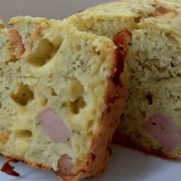 Con 2 huevos y mucho jamón, queso y salame: prepará este budín salado, súper rendidor para la cena