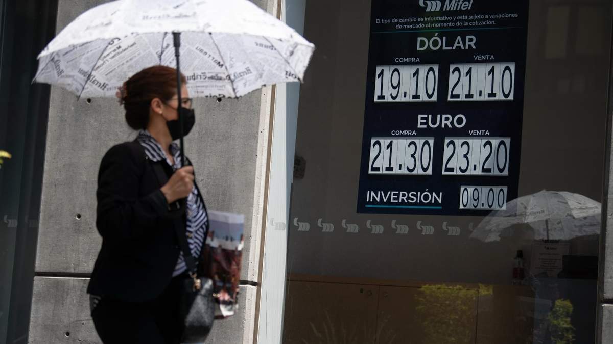 Cotización del peso en un banco de la Ciudad de México