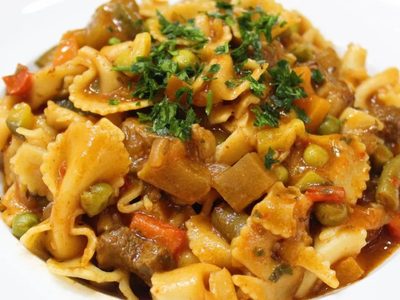 Alto guiso de fideos moñitos: la versión económica, rendidora y bien jugosa para este domingo