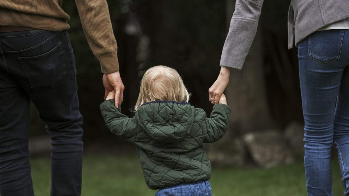 Revocaron la triple filiación de un niño y ratificó el límite de dos vínculos parentales