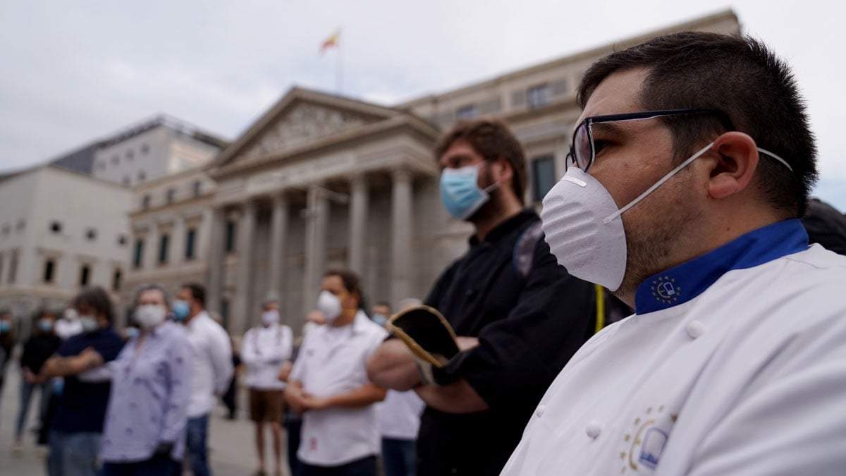 Protesta de cocineros frente al Congreso español. Fuente: (Twitter)