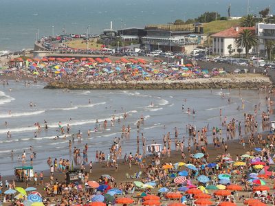 Alivio para los turistas de la Costa: por ahora no habrá restricciones, dijo Kicillof