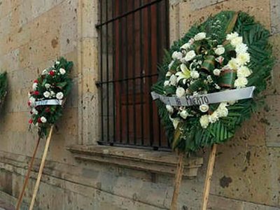 Acusan al PRI, PAN y MC de 'matar a la CEDH” con tres coronas dejadas en el Congreso de Jalisco