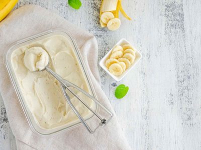 Helado de banana recién hecho en casa: perfecto para comer este finde de verano, cerca de la pileta o al aire libre