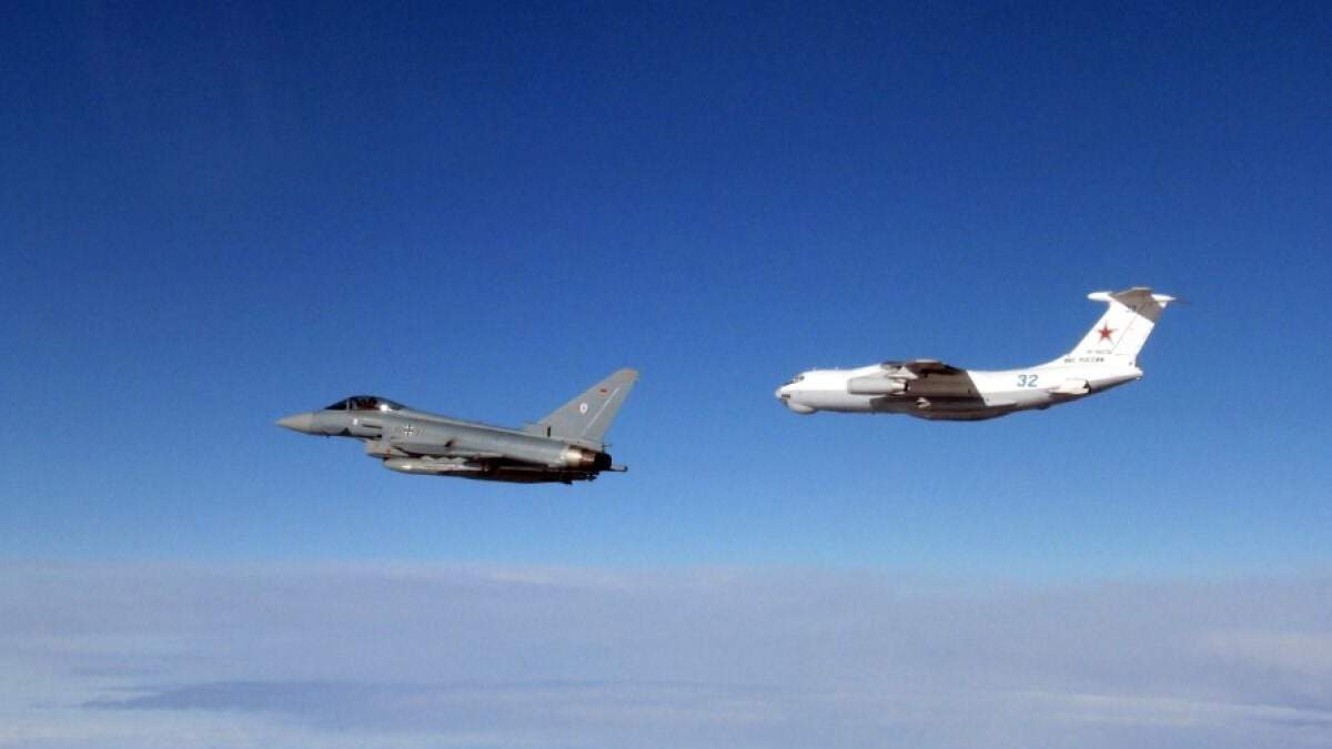 En esta foto distribuida por el Ministerio de Defensa británico, aviones británicos y alemanes van a interceptar un avión ruso que se acerca al espacio aéreo de Estonia