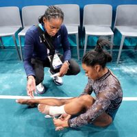 Biles se sacude dolencia en la pierna y domina en calificación de gimnasia