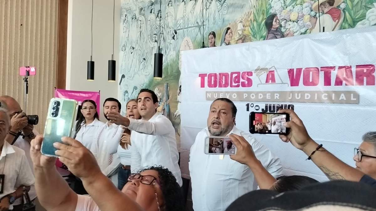 El senador Gino Segura siendo increpado cuando hacía el llamado a votar el domingo