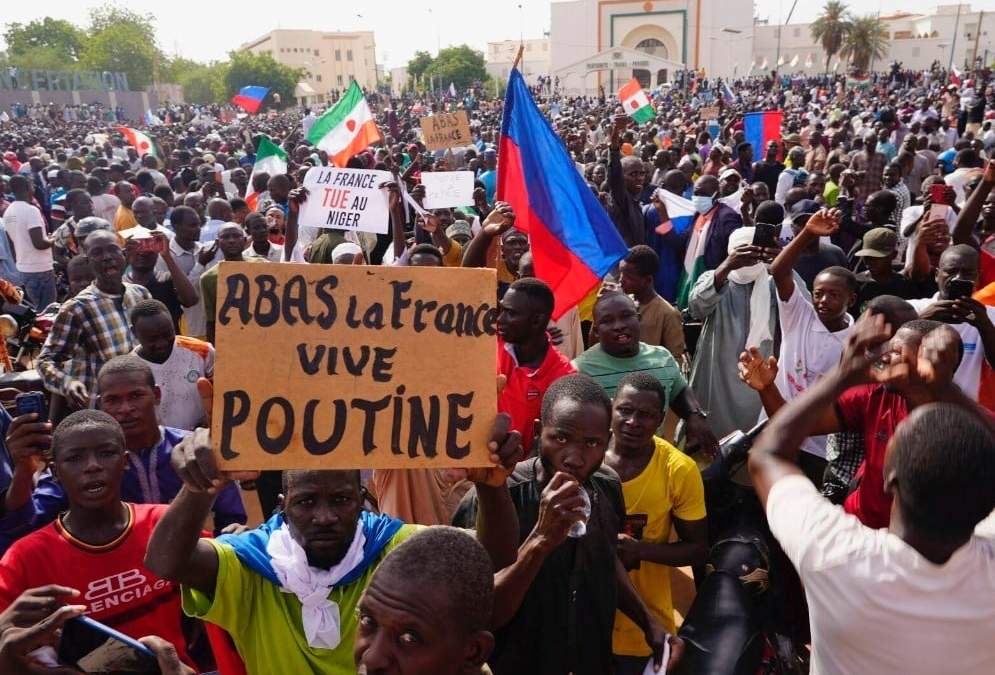 Nigerinos participan en una marcha convocada por partidarios del general golpista Abdourahmane Tchiani en Niamey, Níger