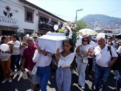 Familiares, amigos y turistas dan el último adiós a Camila en Taxco