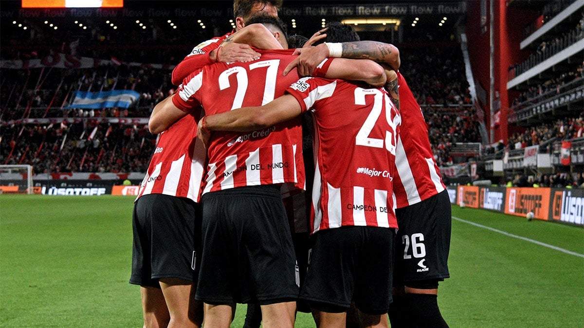 Así festejó Estudiantes el gol en contra de Defensa.