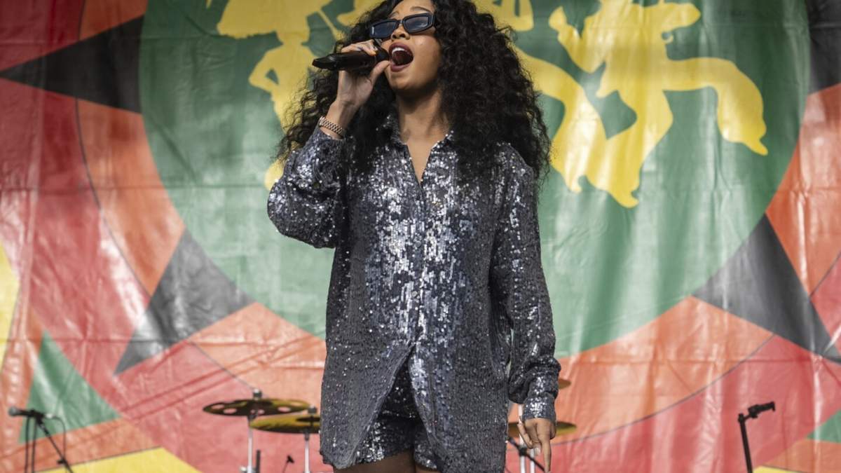 H.E.R. actúa en el New Orleans Jazz & Heritage Festival 2023 el 6 de mayo de 2023