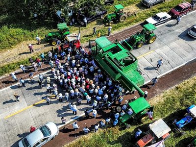Productores morelenses cumplen tres días consecutivos de bloqueo en la Siglo XXI