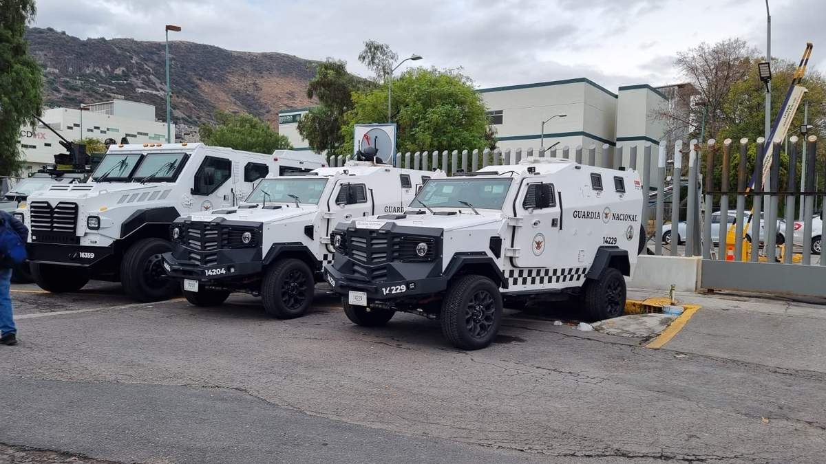 Vehículos dispuestos para el traslado de "El Nini" en el Reclusorio Norte
