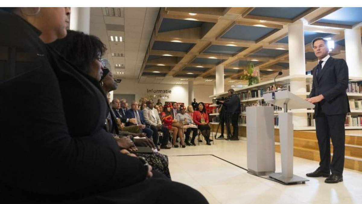 El primer ministro holandés Mark Rutte ofrece disculpas en nombre de su gobierno por el papel histórico de la nación en la esclavitud y el comercio de esclavos, en un discurso en el Archivo Nacional, La Haya, Holanda, 19 de diciembre de 2022