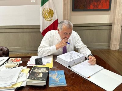 Mientras jugaba el Tri, Adán Augusto López revisó el borrador del "Plan B" para la reforma electoral