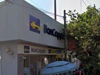 Con mazos, asaltantes destrozan vitrinas de un Coppel y roban celulares; hay un detenido