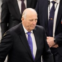 Colocan marcapasos al rey Harald V de Noruega, el monarca más anciano de Europa