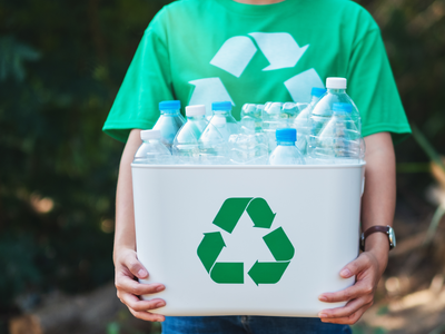 No tires las botellas plásticas: mirá lo útiles que son si tu escoba se rompe y no sabes repararla