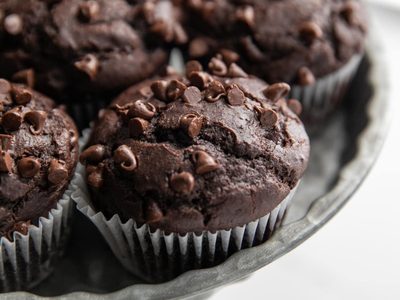 Muffins chocolatosos: una receta increíble y un secreto para que salgan bien húmedos