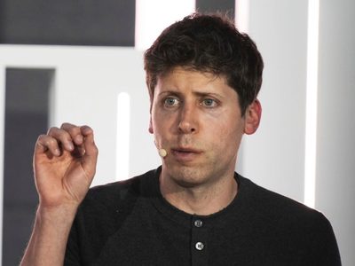 Sam Altman, fundador de OpenAI, carga en su mochila el plan B por si la IA ataca a la humanidad