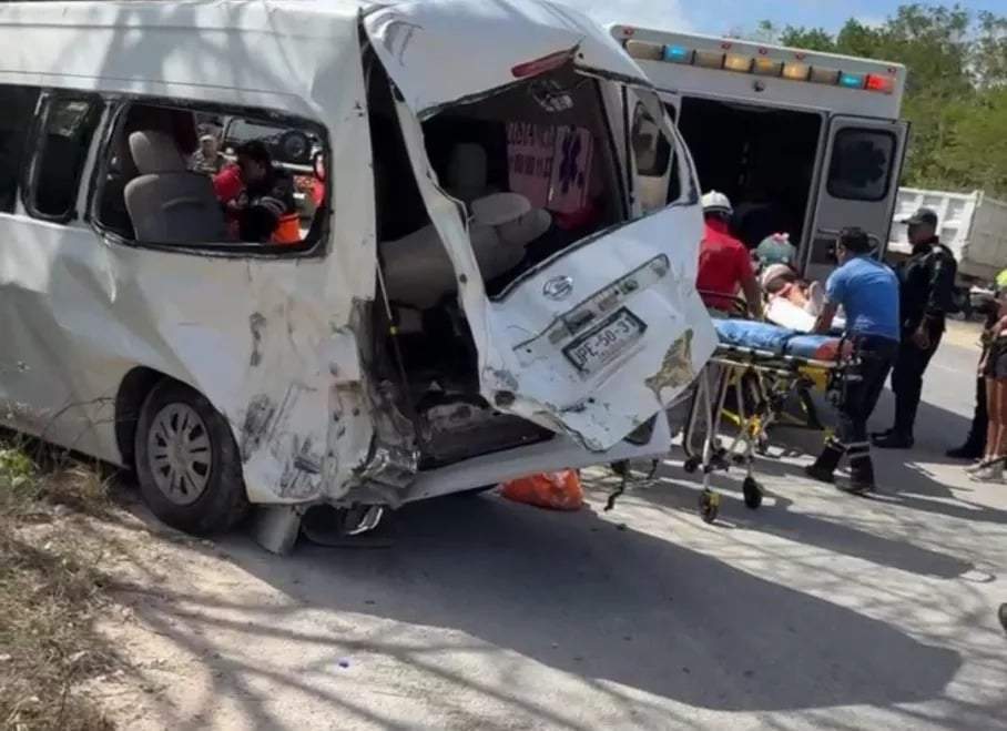 Camión de carga choca contra camioneta de equipo de rugby infantil; murió una niña de 6 años