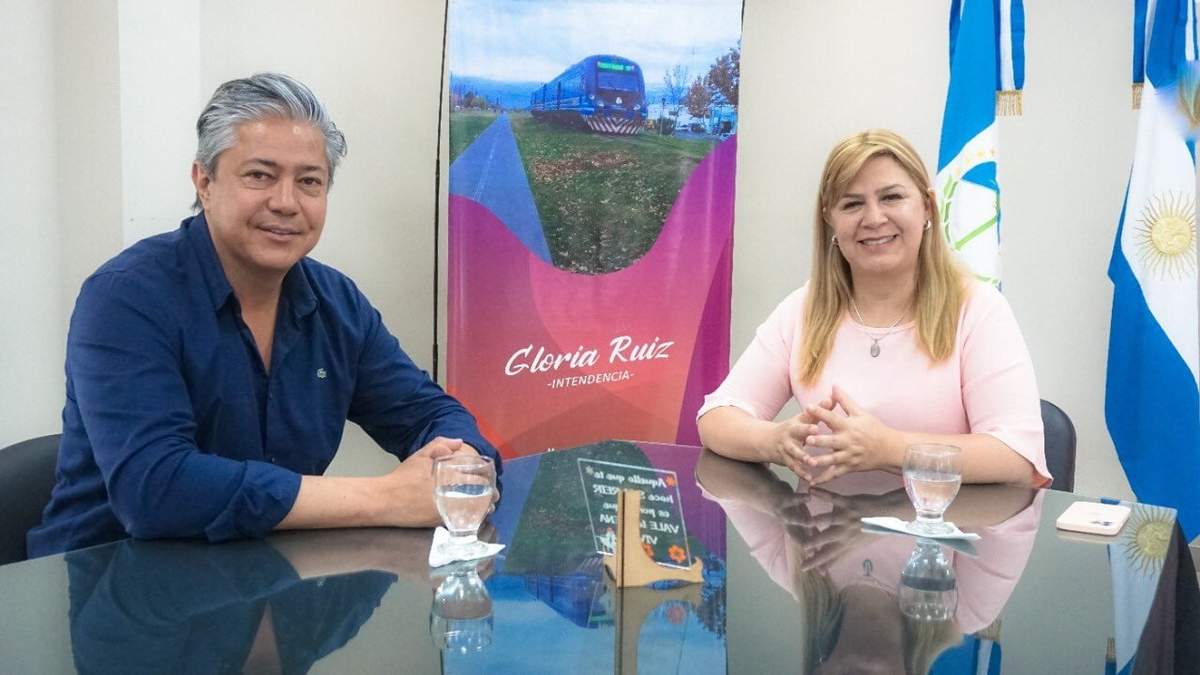 Figueroa y Ruiz posan para la foto. Fuente: (Twitter)