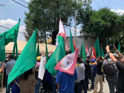 Decenas de personas llegan a la casa de transición de Sheinbaum para hacer peticiones