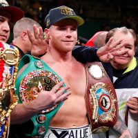 "Canelo" Álvarez noquea a Kovalev y se corona como campeón de peso semicompleto de la OMB