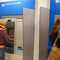 El Gobierno depositará los sueldos y jubilaciones el 30 de julio y llegarán con un aumento cercano al 20 %