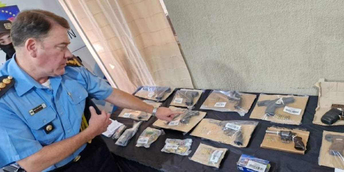 El jefe policial Tomás Díaz Pérez junto a las armas secuestradas en Cutral Co. Fuente: (Cutral Co al Instante)