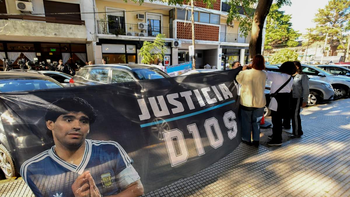 Archivo. Bandera en una de las jornadas del juicio por la muerte de Diego Maradona.