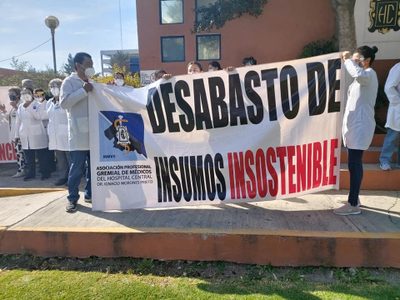 SLP: con bloqueo, personal del hospital “Ignacio Morones Prieto” exige insumos