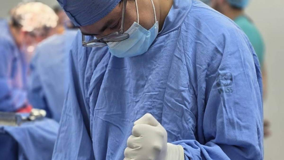 Personal de salud lleva a cabo procedimientos durante un transplante de órgano