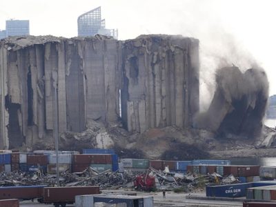 En el segundo aniversario de la explosión, colapsan silos dañados en el puerto de Beirut