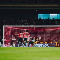 Chivas logra remontada de 2-1 ante Pumas para ligar su tercera victoria en el Apertura de la Liga MX