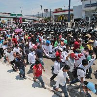 Desalojan autopista del Sol: 42 manifestantes detenidos y 6 policías heridos