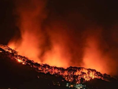 Incendio forestal consume el Cerro de la Cruz en Uruapan